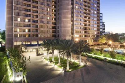DoubleTree by Hilton Hotel & Suites Houston by The Galleria Hotel dekat Market Square Clock Tower