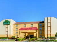 La Quinta Inn & Suites by Wyndham Atlanta Airport South Hotels in College Park