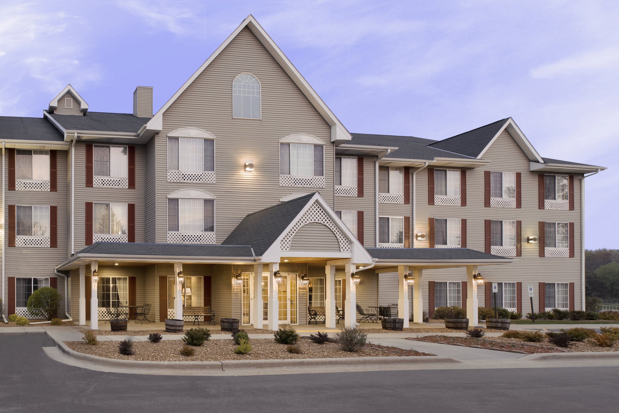 Country Inn & Suites by Radisson, West Bend, WI