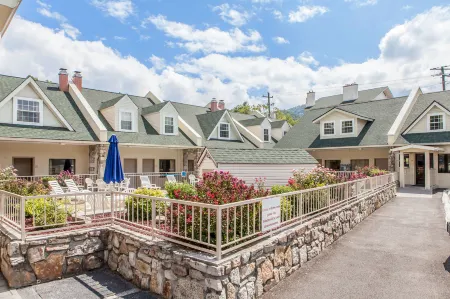 Econo Lodge Inn & Suites Gatlinburg at the Convention Center