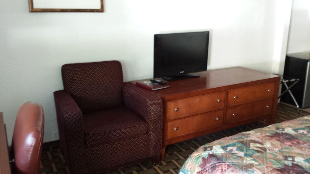 Executive Inn & Suites