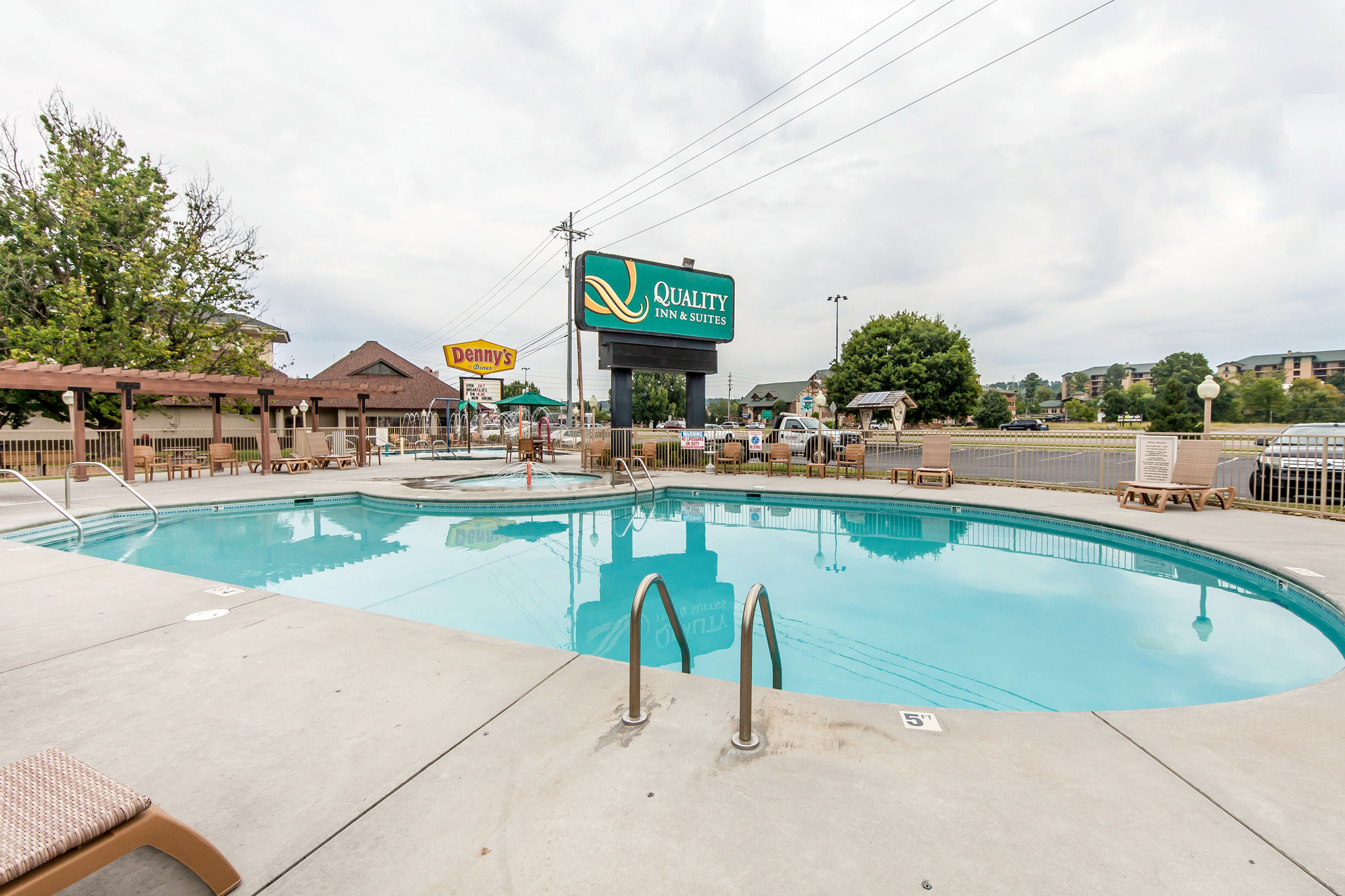 Quality Inn & Suites at Dollywood Lane