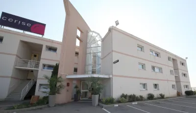 ホテル セリーズ ナンシー University Institute of Technology周辺のホテル