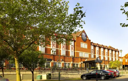 Village Hotel Cardiff Отели в г. Gwaelod-y-garth