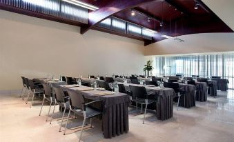 a large conference room with multiple rows of chairs arranged in a semicircle , providing seating for a large group of people at Adrián Hoteles Roca Nivaria