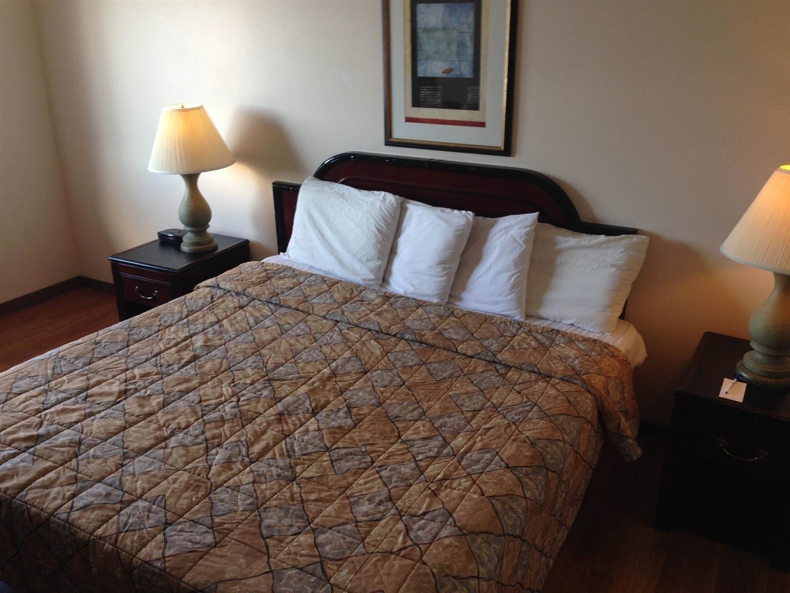 Econo Lodge Inn & Suites