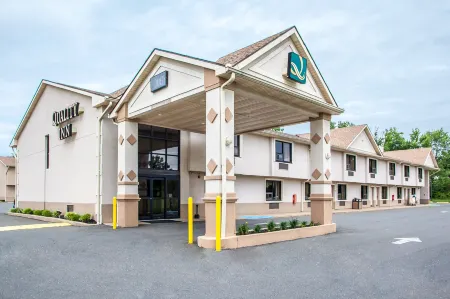 Motel 6 East Windsor, NJ - Hightstown Отели рядом с достопримечательностью «Педди Скул»