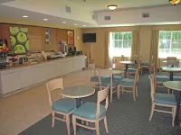Comfort Inn & Suites Near Six Flags & Medical Center - breakfast