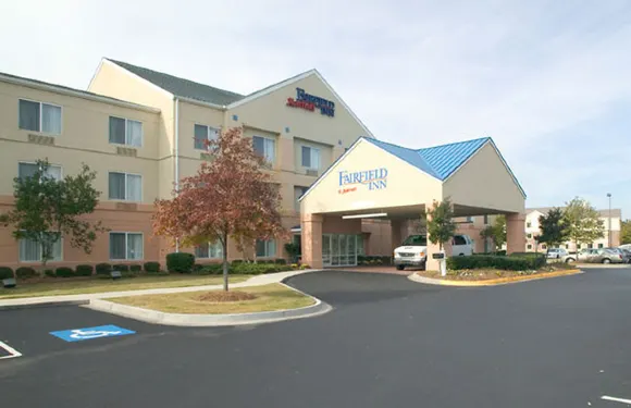 薩凡納機場萬楓套房酒店