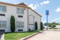 Motel 6 Hutchins, TX