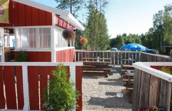 伊瓦洛河露營酒店