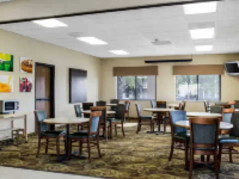 Quality Suites Near West Acres Hotels in Fargo