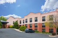 Quality Inn & Suites Kearneysville - Martinsburg Hotels in Berkeley County