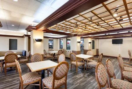 Rodeway Inn Отели рядом с достопримечательностью «Парк Крис Парис»