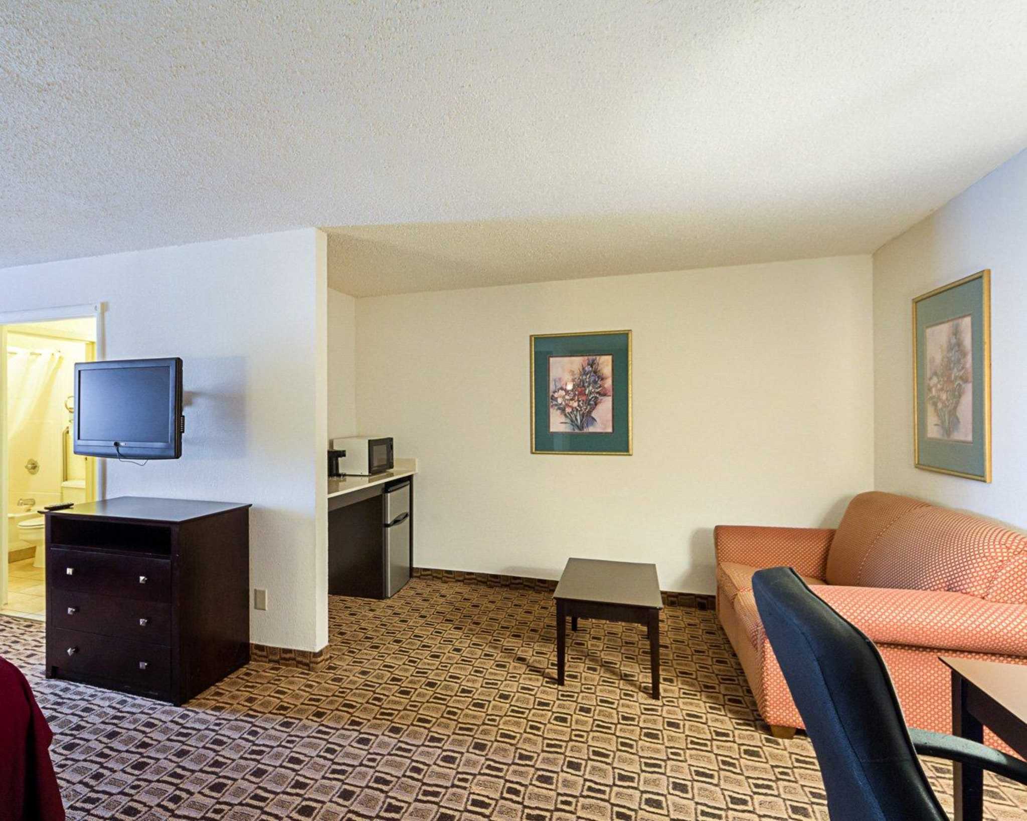 Quality Suites Airport Wichita