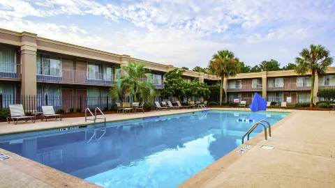 Clarion Inn & Suites Dothan South in Dothan