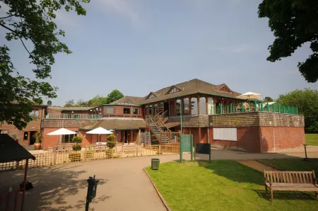 All Saints Hotel Отели в г. Ингам