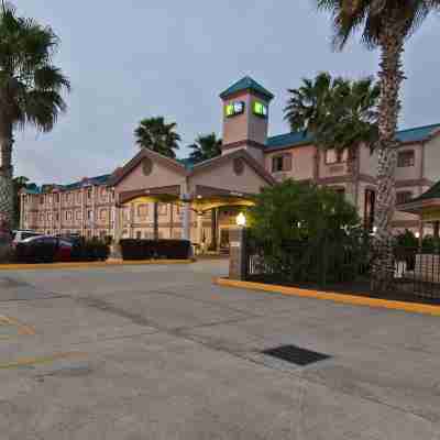 Holiday Inn Express & Suites Lake Charles Hotel Exterior