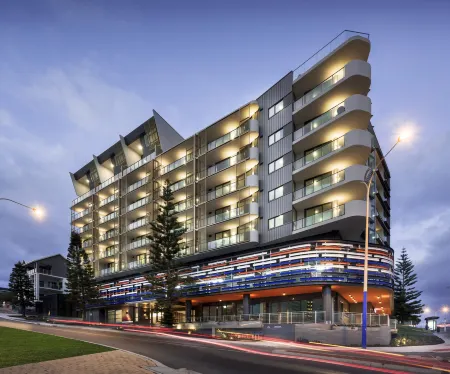 Ramada by Wyndham VetroBlu Scarborough Beach Отели рядом с достопримечательностью «City beach»