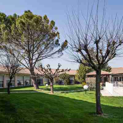 Golden Tulip Avignon le Paradou Hotel Exterior