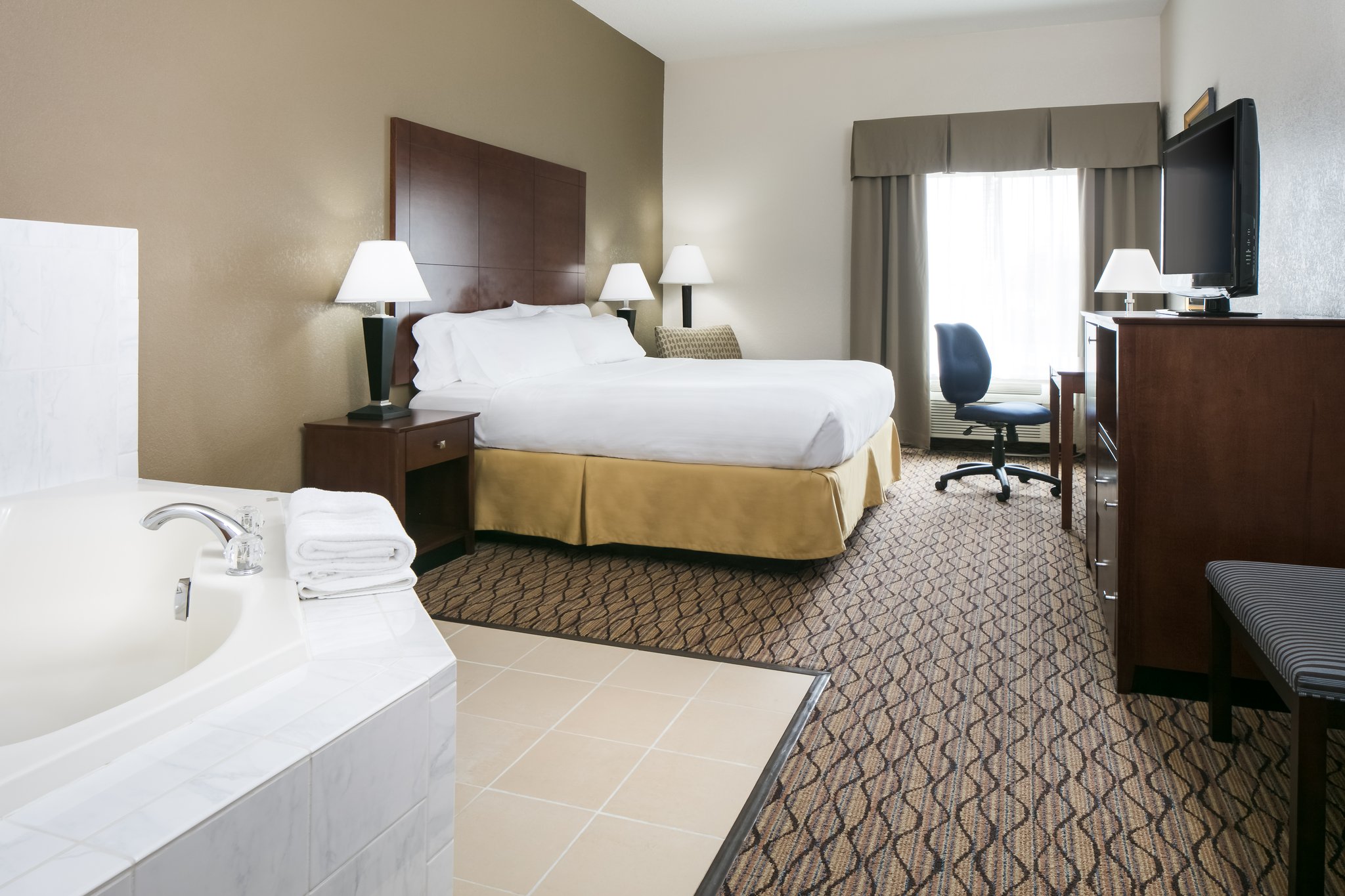 Holiday Inn Express & Suites Clinton, an Ihg Hotel