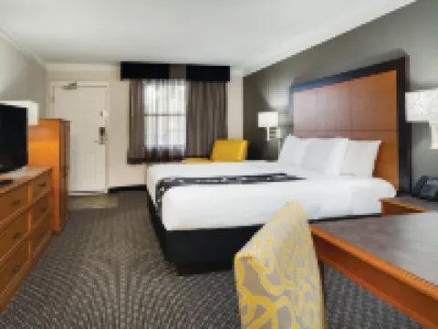 小石城北部麥凱恩購物中心拉昆塔温德姆套房酒店 北小石城酒店