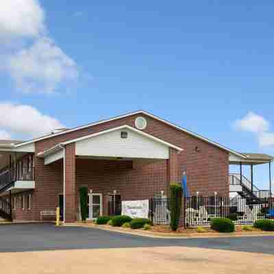 Econo Lodge Inn & Suites Searcy Hotel Exterior