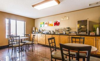 AmericInn by Wyndham Reedsburg - Housity