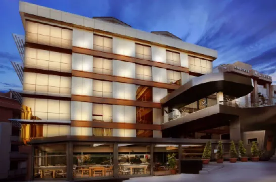 Veyron Hotels & Spa Hotels near Levent Metro Station