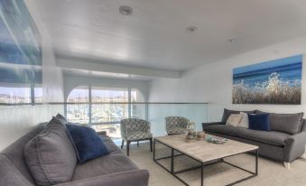 Oceanside Marina Suites - A Waterfront Hotel