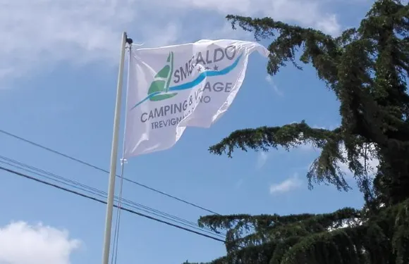 斯梅拉爾多露營村酒店