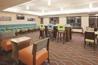 La Quinta Inn & Suites by Wyndham Minneapolis-Minnetonka - breakfast