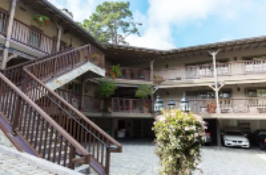 コーチマンズ イン フォー シスターズ イン カーメル・ビーチ周辺のホテル