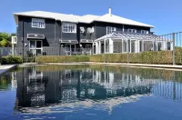 Black Swan Lakeside Boutique Hotel Hotel dekat Rotorua Lakes Council