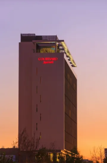 Courtyard by Marriott Santiago Las Condes Hotels near Parque Araucano