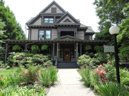 Champaign Garden Inn Отели в г. Шампейн