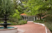 Casa Blanca Inn and Suites