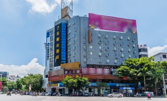7Days Inn Chain Hotel (Luoding Central)