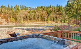 Prospector's Bend - Two Bedroom Home with Hot Tub