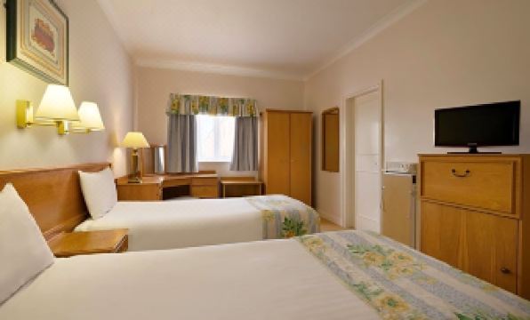 The Olde Barn, Sure Hotel Collection by Best Western - Housity