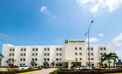 홀리데이 인 익스프레스 파라이소 도스 보카스 바이 IHG Paraiso 호텔