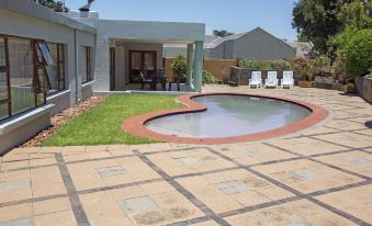 Spacious Garden Cottage