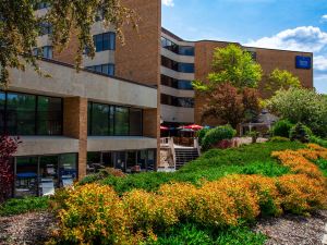 Hotel Mead and Conference Center