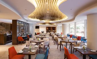 a large dining room with multiple tables and chairs arranged for a group of people to enjoy a meal together at Radisson Hotel Santa Cruz