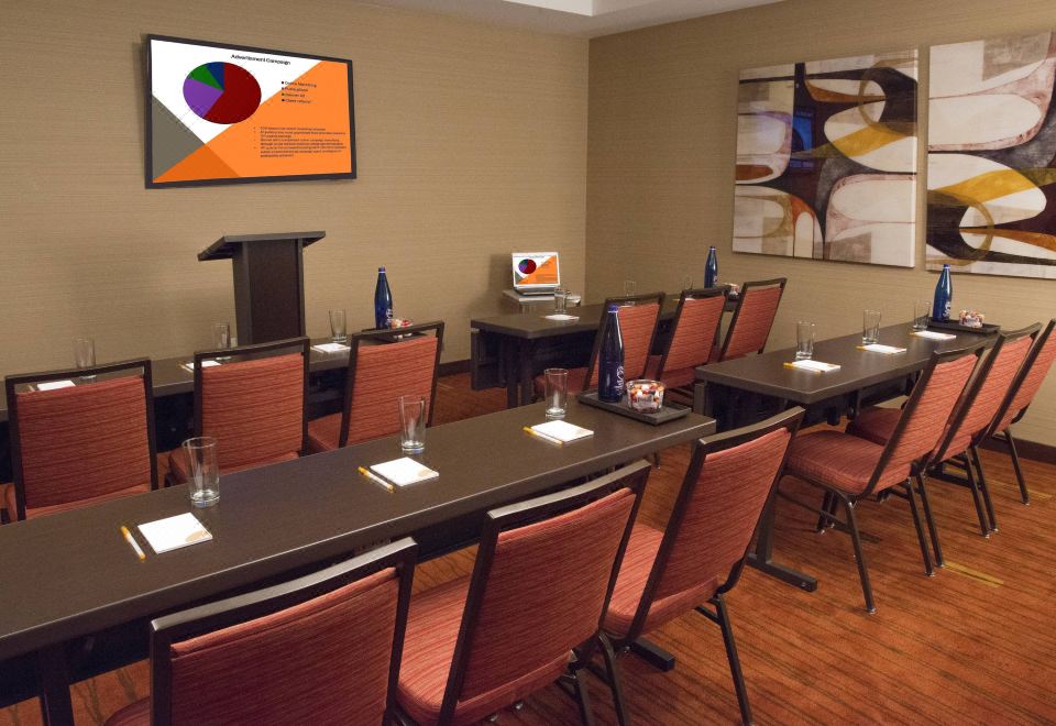 Courtyard Los Angeles Woodland HillsOver view