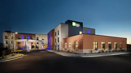 Holiday Inn Express & Suites Pocatello Отели рядом с достопримечательностью «Mountain View Event Center»