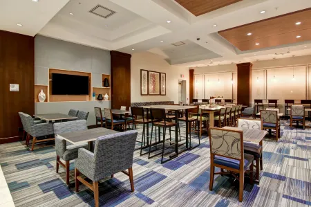 Holiday Inn Express & Suites Toronto - Markham Отели рядом с достопримечательностью «The Origin»