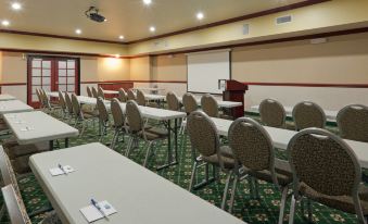 Holiday Inn Express & Suites Bakersfield Central