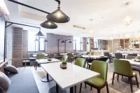 Atour Hotel (Houma Xintian Square)