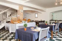 Le Petit Manoir Logis Hotels in Les Angles